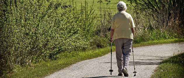 ältere Frau beim Nordic Walking